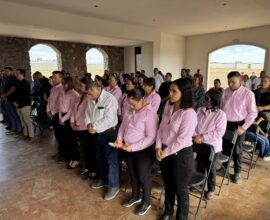 Ofician misa para madres difuntas en el panteón Jardines del Oriente 