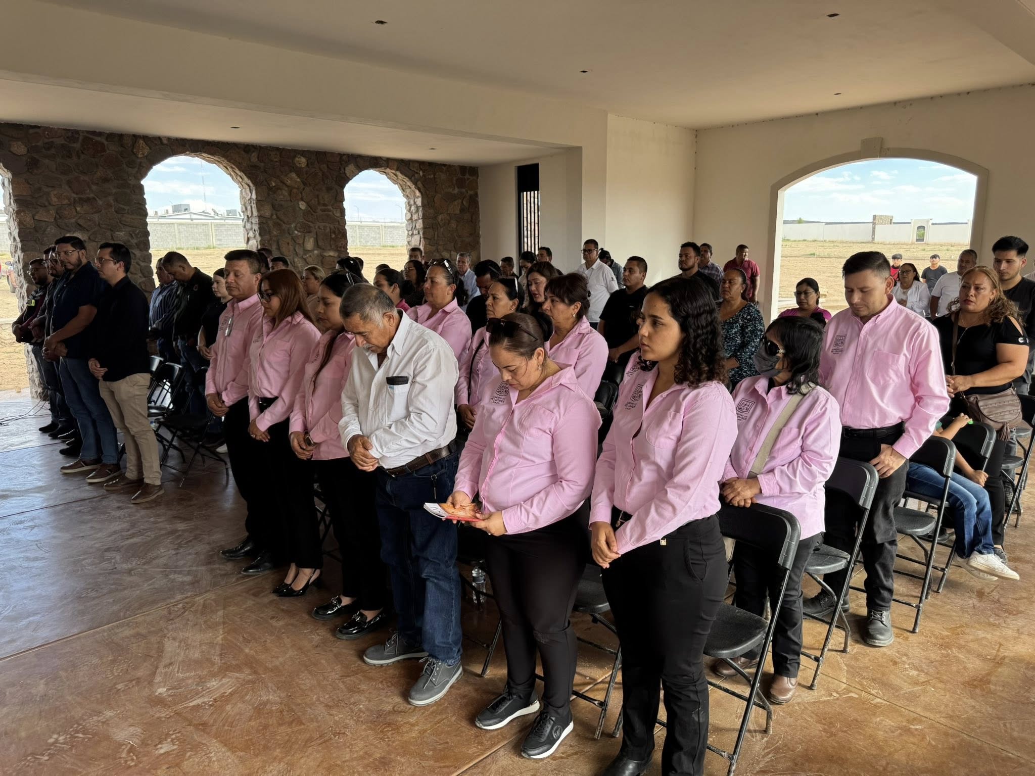 Ofician misa para madres difuntas en el panteón Jardines del Oriente