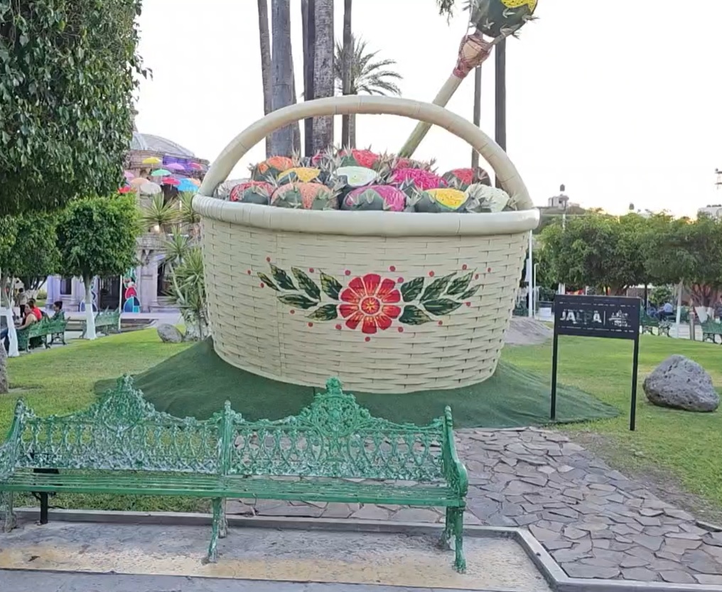 Inauguran el chiquihuite de pitayas más grande del mundo