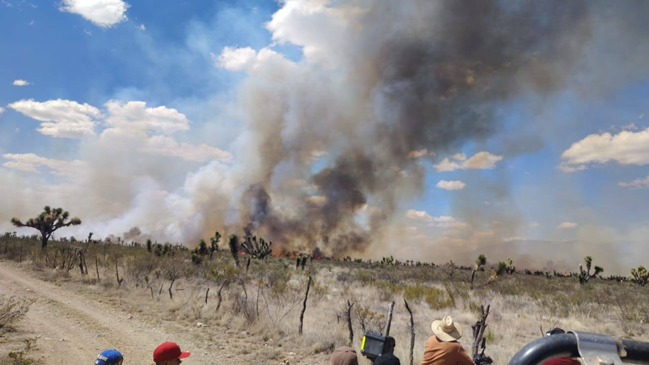 Combaten fuerte incendio en Efigenia Villa de Cos