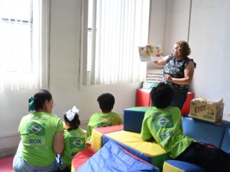 Alumnos de educación especial visitan la Biblioteca Modelo de Jerez