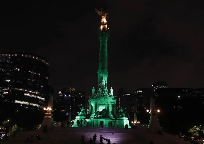 La calificadora S&P cambia de estable a negativa la nota soberana de México