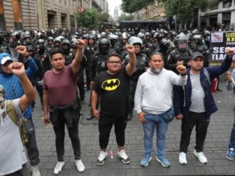 Impiden a maestros llegar al zócalo