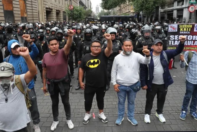Impiden a maestros llegar al zócalo