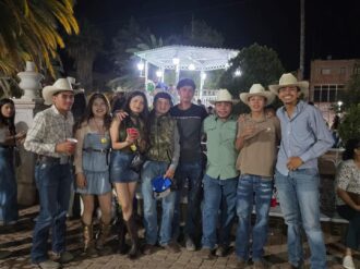 Con callejoneada y regalos, festejan el Día del Estudiante en Nieves