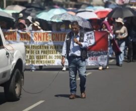 Con marcha, exigen maestros mejoras salariales 