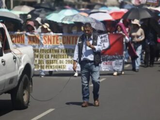 Con marcha, exigen maestros mejoras salariales