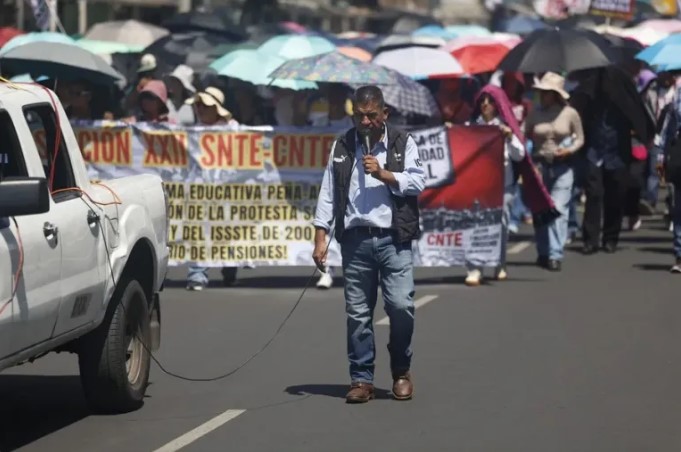 Con marcha, exigen maestros mejoras salariales