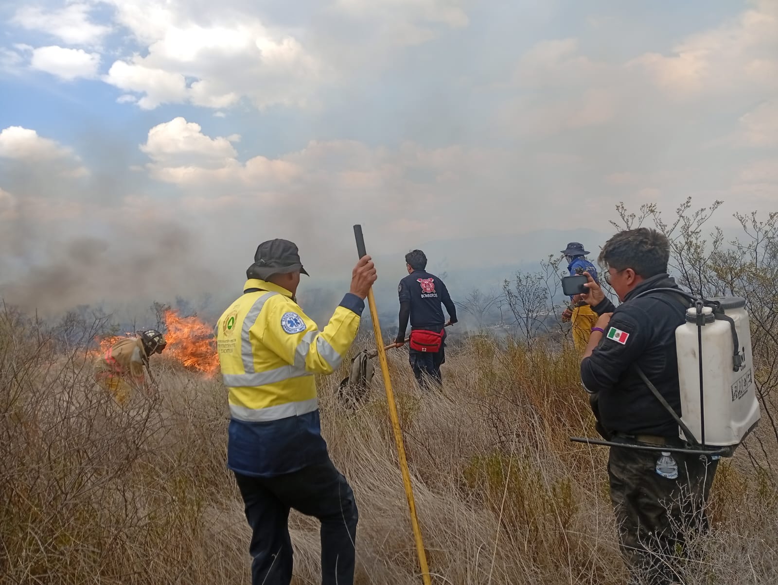 Sigue la lucha contra el incendio forestal en Villa de Cos 