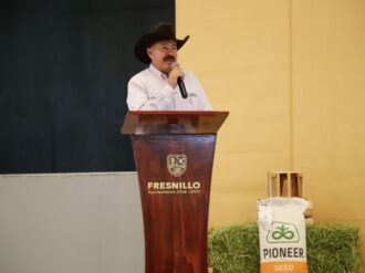 Entregan semilla de maíz y equipo de riego a productores locales
