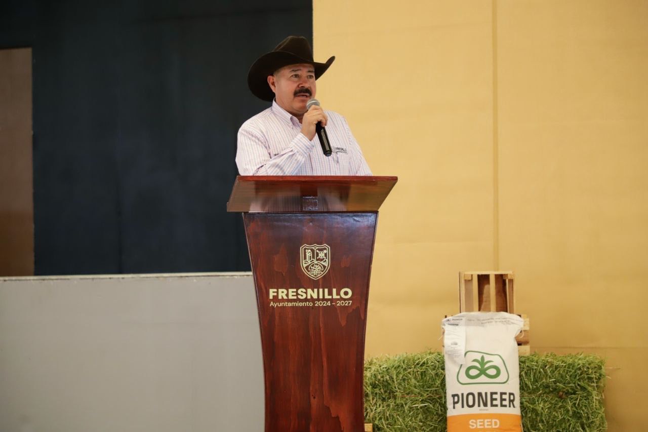 Entregan semilla de maíz y equipo de riego a productores locales
