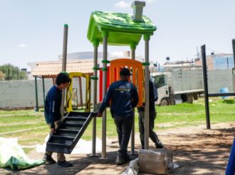 Instalan nuevos juegos infantiles en el parque La Lagunilla 