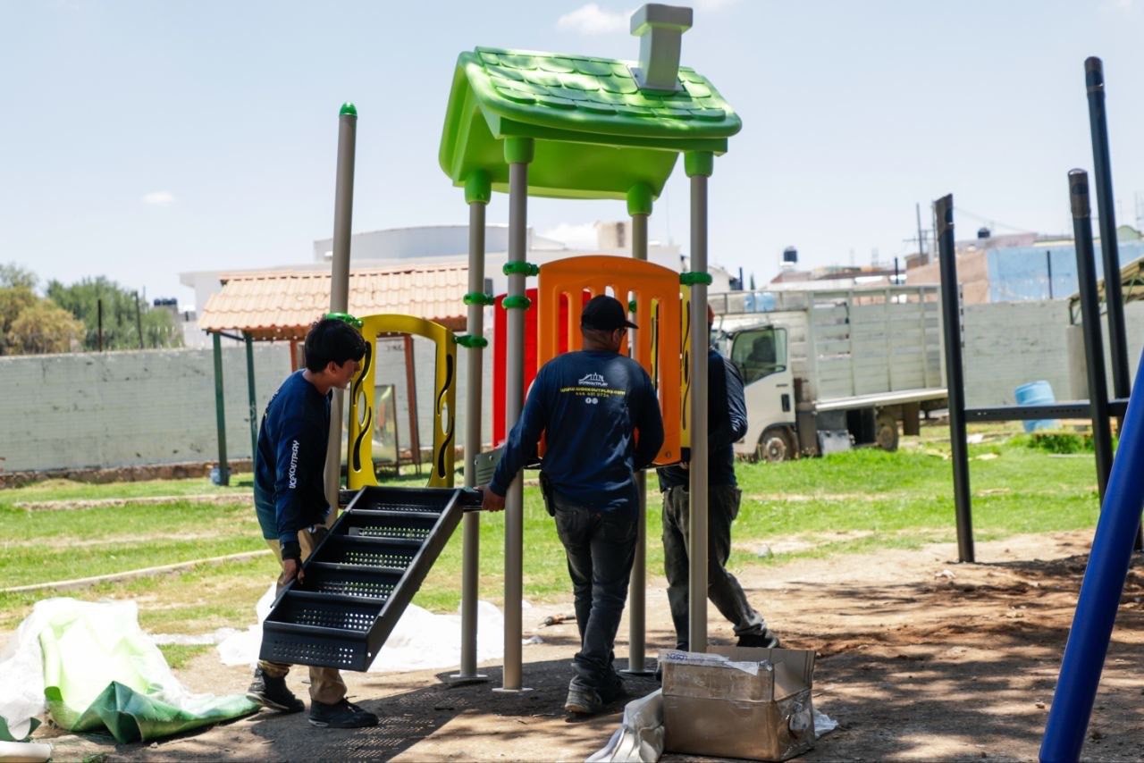 Instalan nuevos juegos infantiles en el parque La Lagunilla 