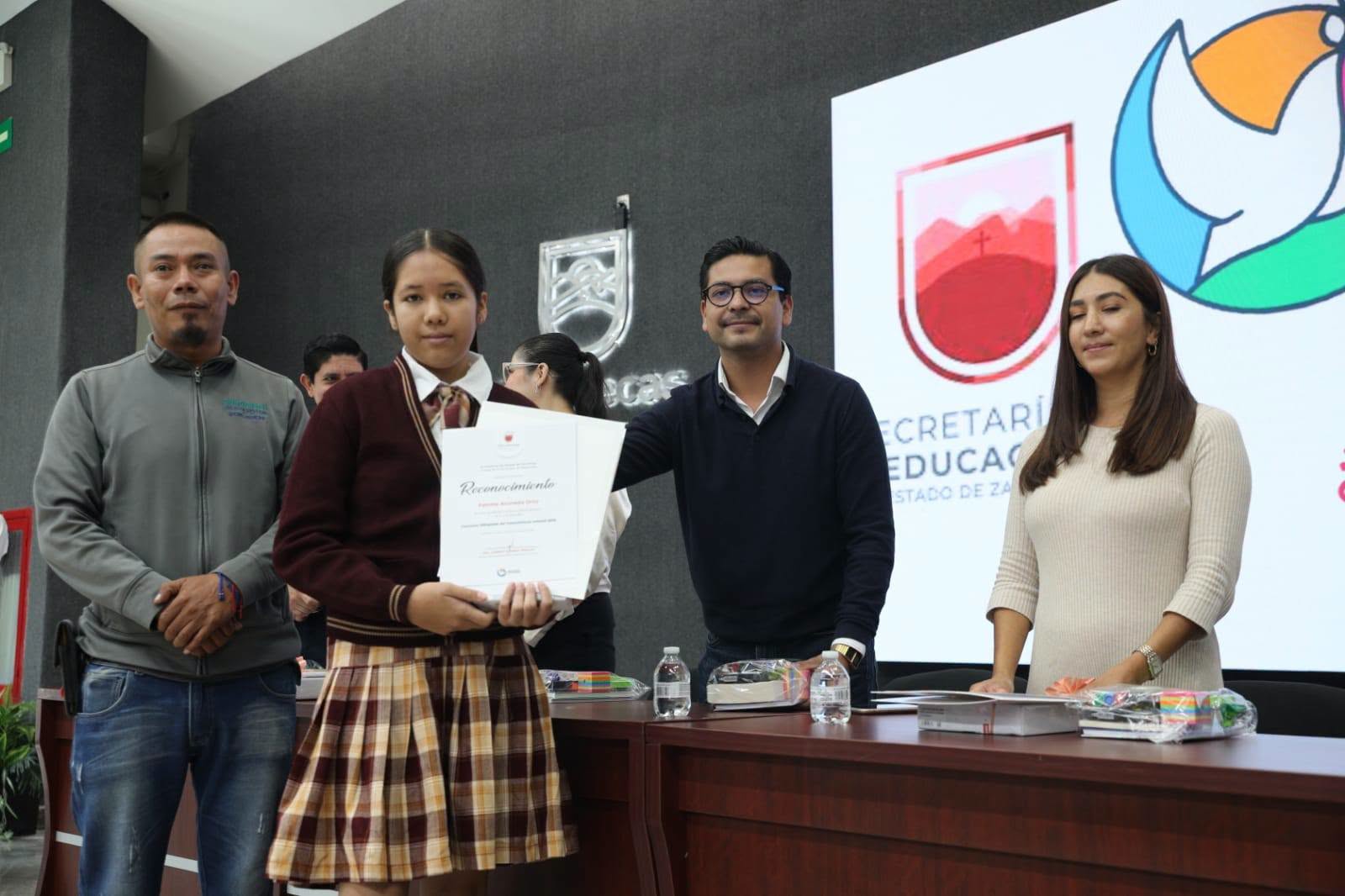 Honran a los mejores promedios de primaria