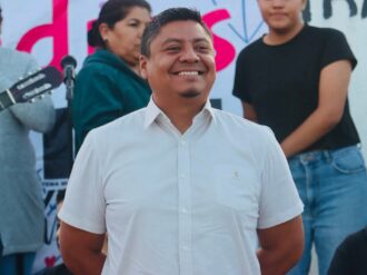 Pier Michel continúa gira de festejos y regalos para las madres de Villa de Cos