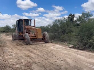 Sigue rehabilitación de caminos rurales en Villa de Cos 