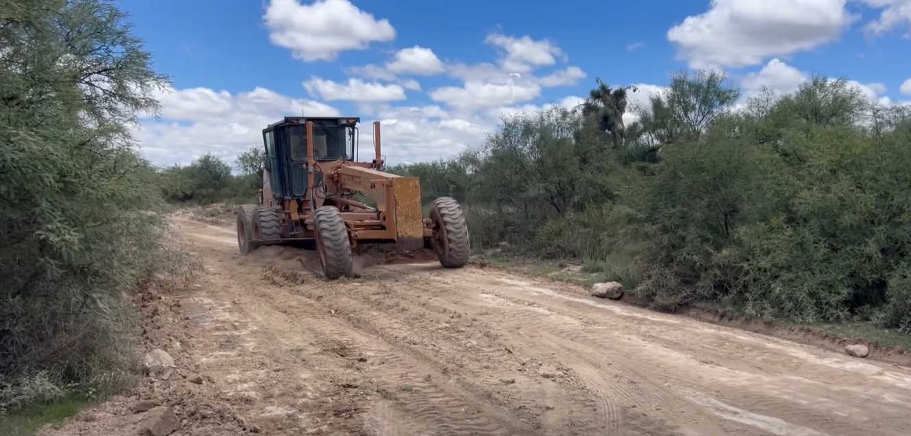 Sigue rehabilitación de caminos rurales en Villa de Cos 
