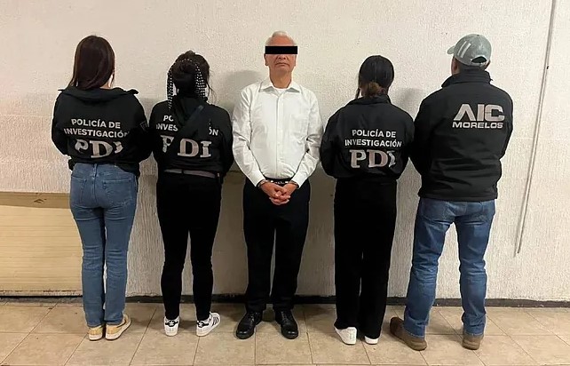 Detienen a exdirector por violencia intrafamiliar