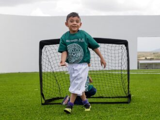 Rehabilitan cancha deportiva y equipan a niños en Plateros