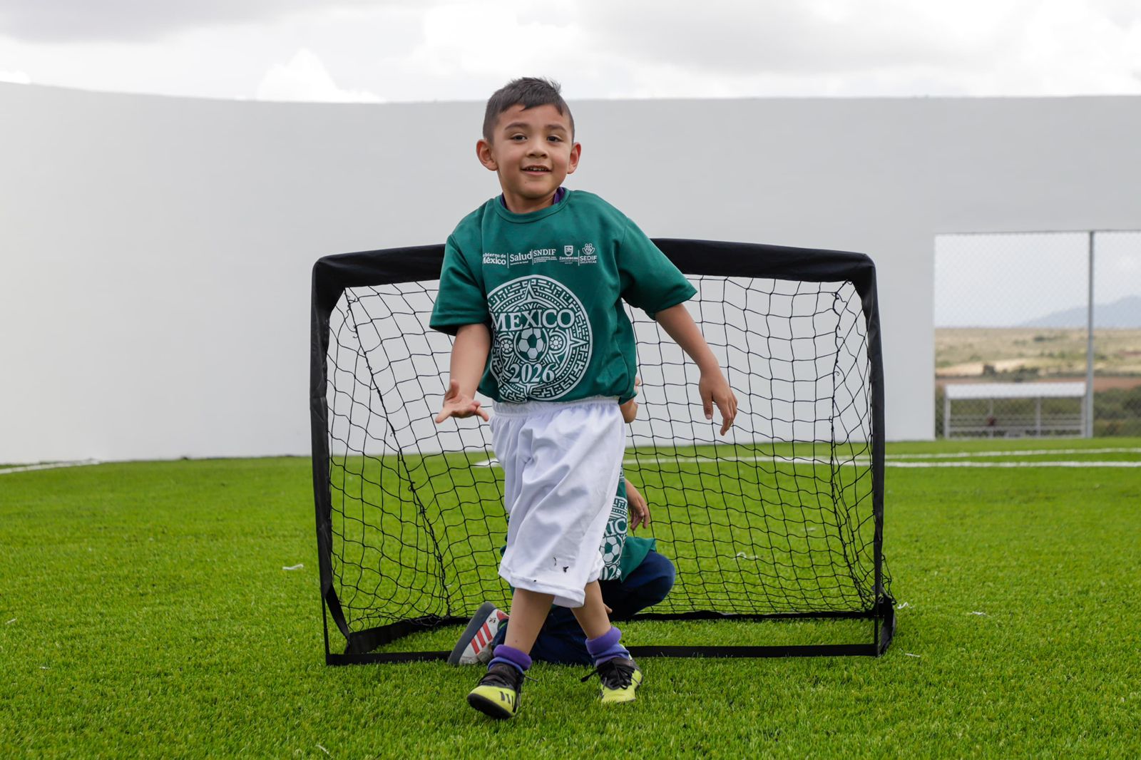 Rehabilitan cancha deportiva y equipan a niños en Plateros