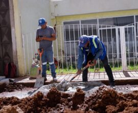 Dan mantenimiento al drenaje de la calle Jaime Nunó 