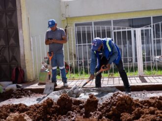Dan mantenimiento al drenaje de la calle Jaime Nunó