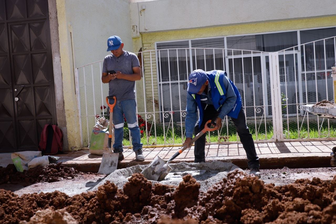 Dan mantenimiento al drenaje de la calle Jaime Nunó