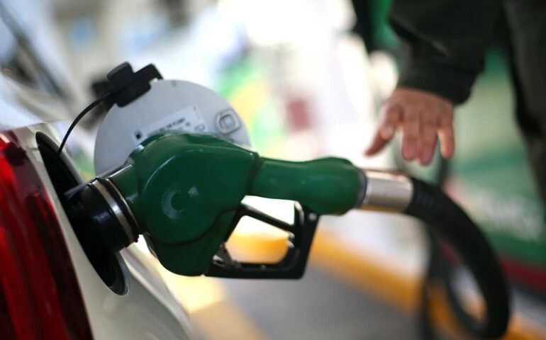 SHCP disminuye el impuesto fiscal a la gasolina