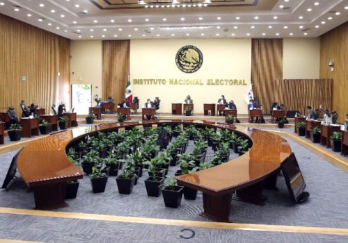 INE aprueba posponer consulta de revocación