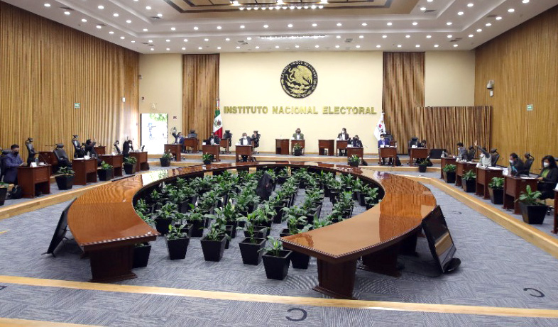 INE aprueba posponer consulta de revocación