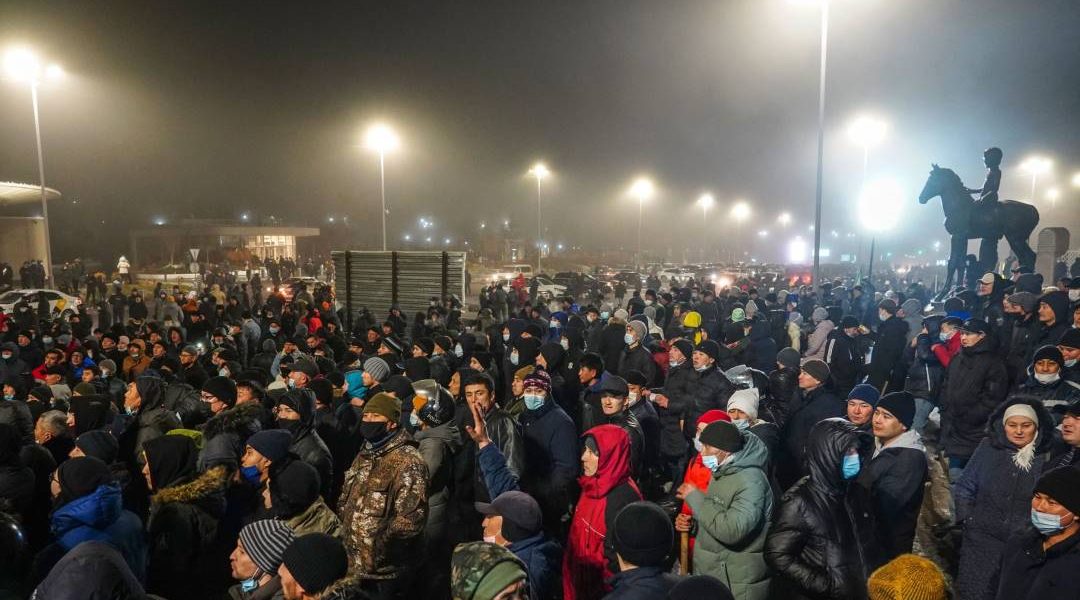 Kazajistán se declara en estado de emergencia tras protestas por aumentar el precio del combustible