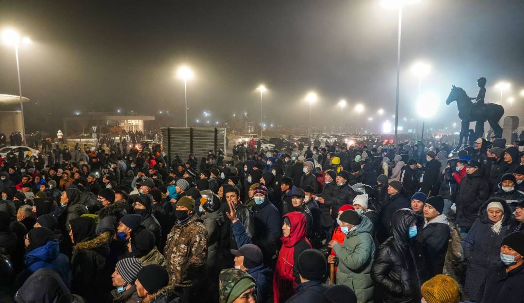 Kazajistán se declara en estado de emergencia tras protestas por aumentar el precio del combustible