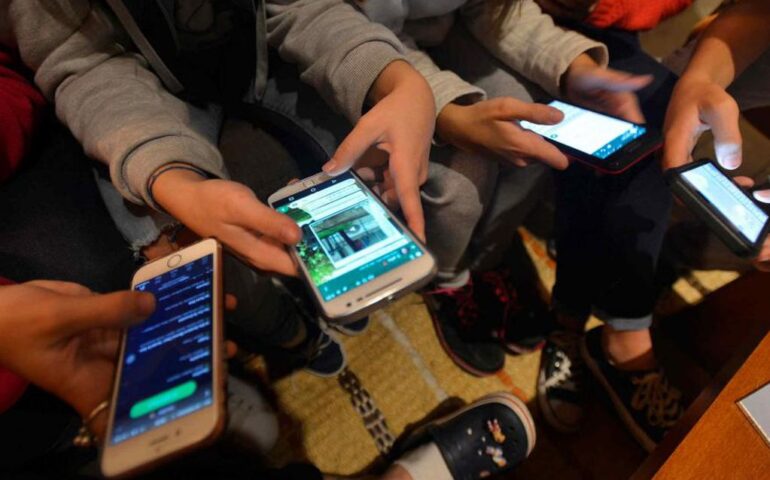 Estar en el teléfono junto con amigos podría indicar depresión