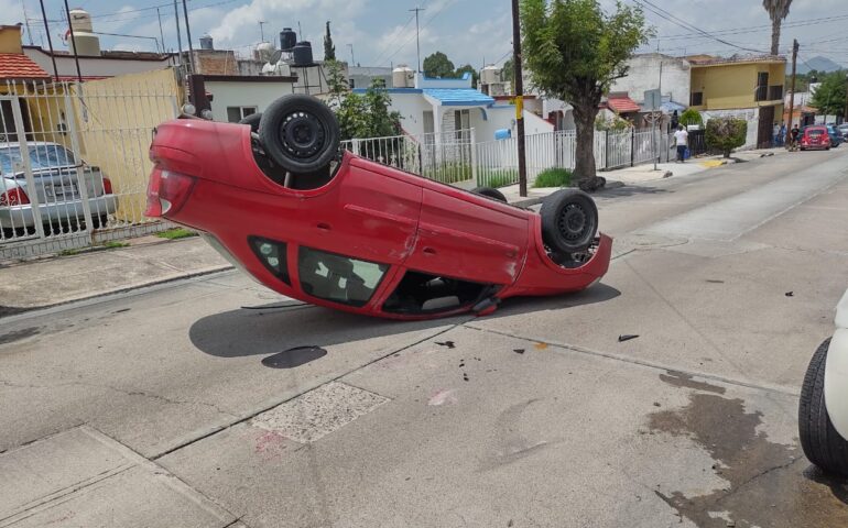 INSÓLITO: CHOCÓ Y SE VOLTEÓ EN  COLINAS DEL RÍO #ACCIDENTE #POLICIACA #AGUASCALIENTES