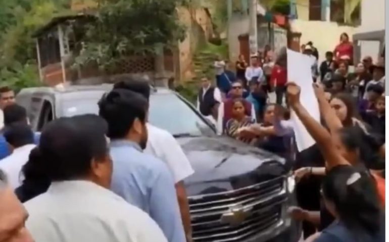RETIENEN MAESTROS LA CAMIONETA DE AMLO