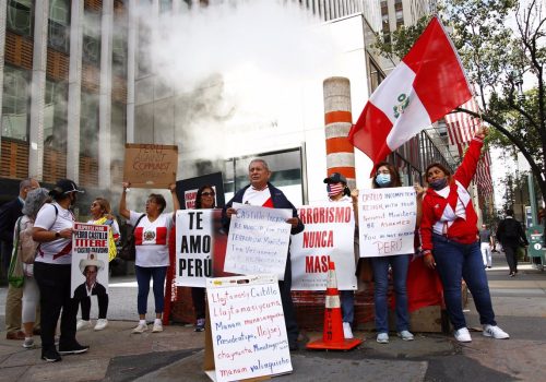 Se manifiestan en Perú por la destitución de Pedro Castillo