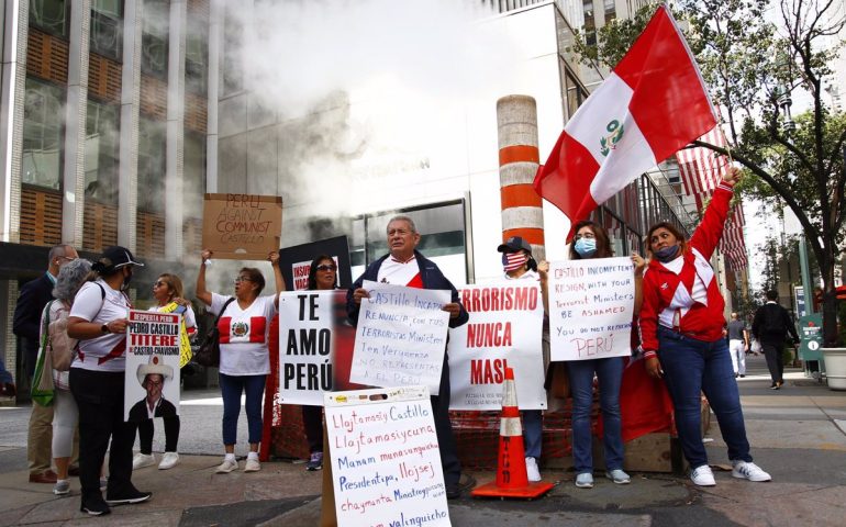 Se manifiestan en Perú por la destitución de Pedro Castillo