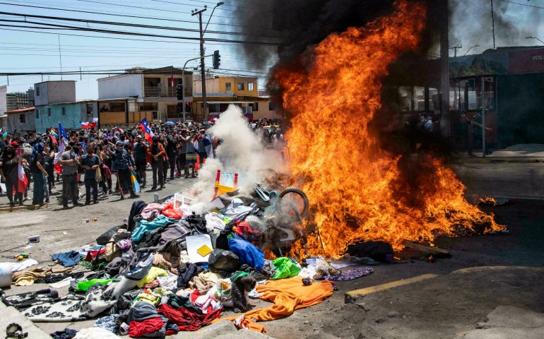 Manifestantes queman posesiones de migrantes ilegales en Chile