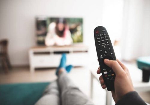 Pasar largas horas sentado frente a la TV o computadora, aumenta en 80% el padecer cáncer