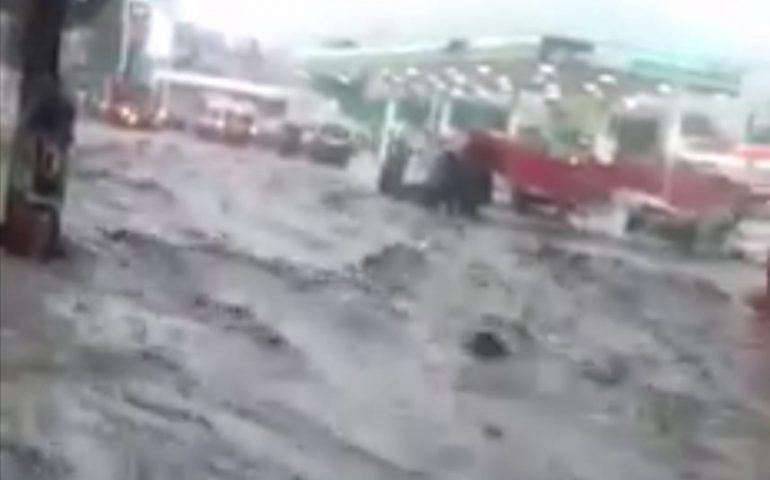 HOMBRE ES ARRASTRADO POR LA CORRIENTE DE AGUA  #Video #EdoMex #Tragedia