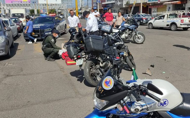 MOTOCICLISTA SE PASÓ EL AUTO, TERMINÓ ATROPELLADO