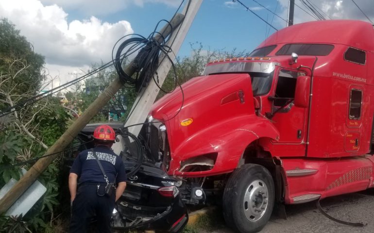 TRAILER SE PASÓ LA LUZ ROJA Y CHOCÓ TRES VEHÍCULOS.