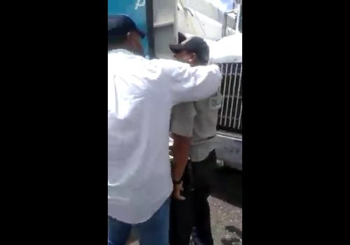 #Video  Acusan a un elemento de la #GuardiaNacional de haber recibido presuntamente $800 de un chofer de tráiler