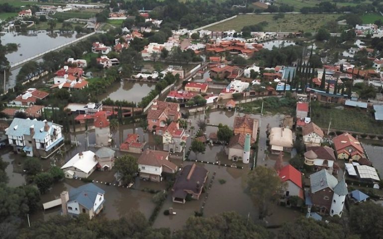 Se desborda presa en Tequisquiapan, Querétaro