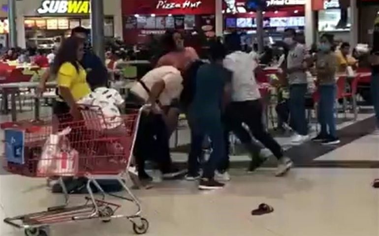 Se arma riña en centro comercial tras reunión para festejar un cumpleaños