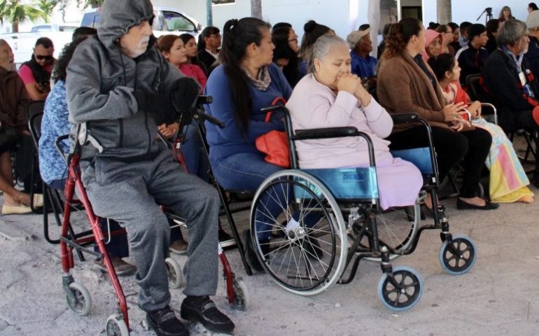 AMLO prevé aumentar la pensión para adultos mayores y extender apoyos a discapacitados
