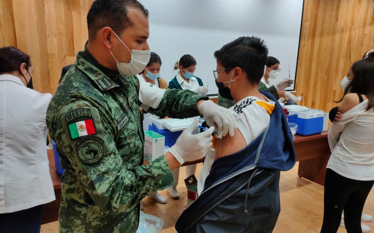 Ejército Mexicano participa en la aplicación de vacunas de 1/as. dosis Pfizer a niños, niñas y adolescentes de 12 a 17 años con comorbilidades
