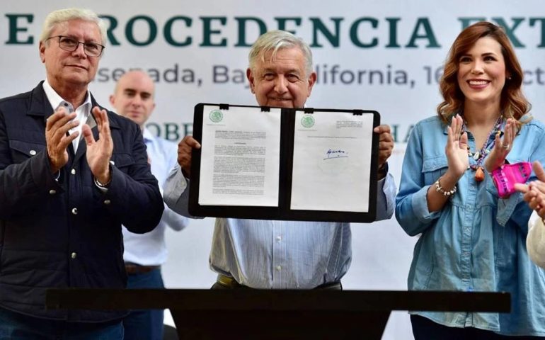 AMLO firma decreto que regulariza Autos Chocolate