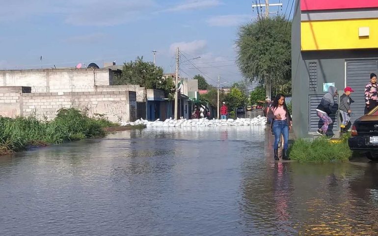 Se inunda en San Juan del Río, Querétaro, tras desborde de rio