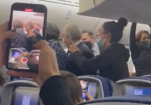 Abuchean y elogian a AMLO en vuelo de regreso a México
